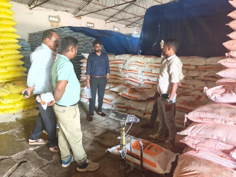 लांजी में कृषि केंद्रों का सघन निरीक्षण, उर्वरक व कीटनाशकों के लिए नमूने लिए गए