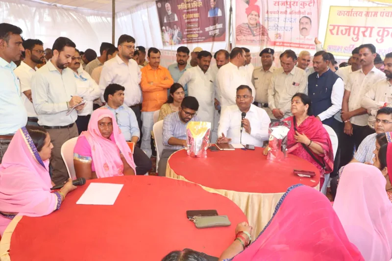 मुख्यमंत्री जन विश्वास अभियान के तहत राजपुरा कुटी में ग्रामीणों से रूबरू हुए कलेक्टर श्री शिवम वर्मा और…