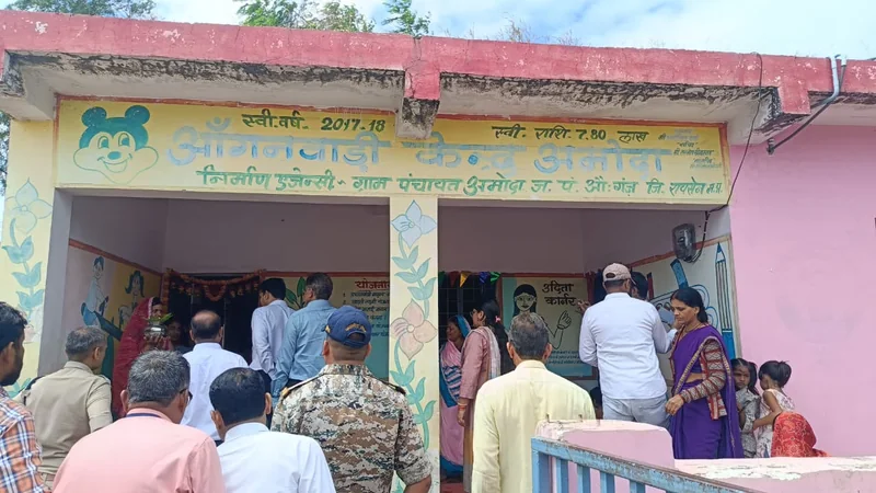 कलेक्टर श्री विश्वकर्मा ने अमोदा में आंगनवाड़ी केन्द्र का किया निरीक्षण