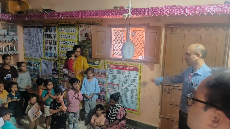 कलेक्‍टर ने आंगनवाड़ी केंद्र का किया निरीक्षण