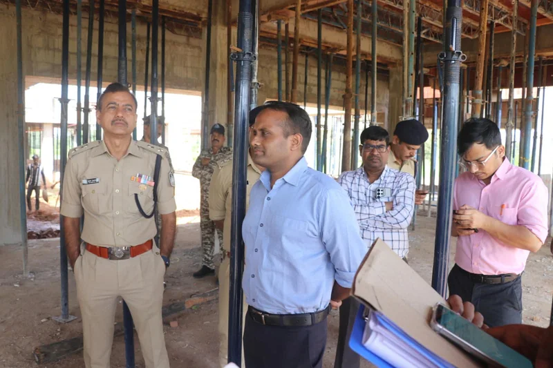 सीईओ जिला पंचायत एवं पुलिस अधीक्षक ने निर्माणाधीन छात्रावास मऊ का किया निरीक्षण